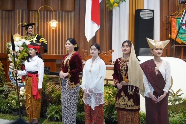 Universitas Kristen Satya Wacana menggelar wisuda periode II 2026 di Salatiga, Kamis (23/4/2026), dengan menonjolkan peran perempuan dalam kepemimpinan akademik. Prosesi dihadiri tokoh perempuan dan diikuti 437 lulusan, mengusung tema “Pahlawan Wanita” sebagai penghormatan atas perjuangan perempuan dalam pendidikan dan kehidupan.
