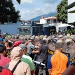 Polres Semarang bersama Pemerintah Kabupaten Semarang menggelar simulasi Sispamkota di Kantor Bupati, Kamis (23/4/2026), untuk meningkatkan kesiapsiagaan menghadapi potensi gangguan keamanan seperti unjuk rasa. Kegiatan ini dilakukan dengan melatih personel sesuai prosedur serta mengedepankan pendekatan dialogis dalam menangani aspirasi masyarakat.