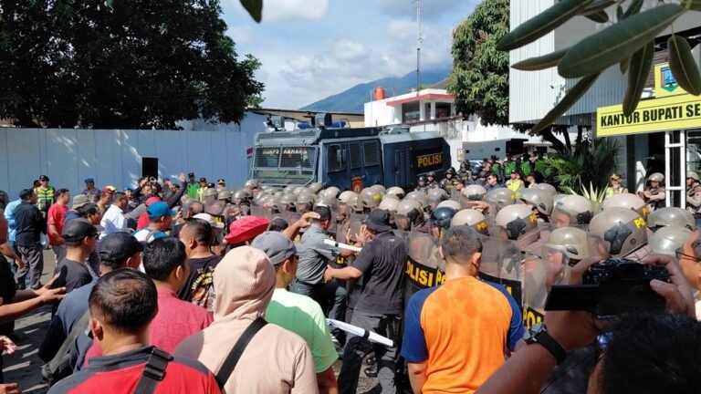 Polres Semarang bersama Pemerintah Kabupaten Semarang menggelar simulasi Sispamkota di Kantor Bupati, Kamis (23/4/2026), untuk meningkatkan kesiapsiagaan menghadapi potensi gangguan keamanan seperti unjuk rasa. Kegiatan ini dilakukan dengan melatih personel sesuai prosedur serta mengedepankan pendekatan dialogis dalam menangani aspirasi masyarakat.