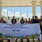 PT Trans Marga Jateng menyalurkan 200 paket sembako kepada warga Bugel dan Kauman Kidul di Taman Wisata Sejarah Salatiga, Kamis (23/4/2026), sebagai bentuk tanggung jawab sosial proyek akses tol Pattimura. Bantuan ini diberikan untuk mendukung kesejahteraan warga terdampak sekaligus mendorong pertumbuhan ekonomi lokal.