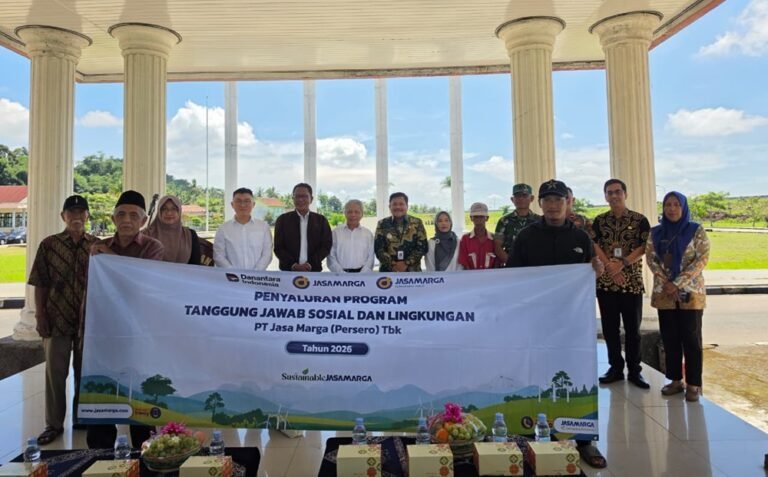 PT Trans Marga Jateng menyalurkan 200 paket sembako kepada warga Bugel dan Kauman Kidul di Taman Wisata Sejarah Salatiga, Kamis (23/4/2026), sebagai bentuk tanggung jawab sosial proyek akses tol Pattimura. Bantuan ini diberikan untuk mendukung kesejahteraan warga terdampak sekaligus mendorong pertumbuhan ekonomi lokal.