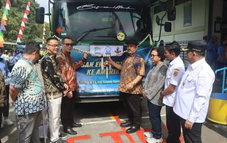 Menteri PPN/Kepala Bappenas Rachmat Pambudy melepas ekspor 22.395 produk garmen PT Inti Sukses Garmindo ke Amerika Serikat di Bawen, Kabupaten Semarang, Rabu (29/4/2026), guna mendorong pertumbuhan ekonomi dan lapangan kerja, melalui peningkatan kualitas industri serta dukungan kebijakan fiskal.