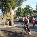 Pemerintah Kota Salatiga tetap mewajibkan ASN masuk kantor tanpa WFH pada Jumat (10/4/2026) dengan kebijakan berjalan kaki atau bersepeda guna menghemat BBM dan menjaga produktivitas. Wali Kota Robby Hernawan menyebut langkah ini sebagai alternatif efisiensi sekaligus mendorong pola hidup sehat.