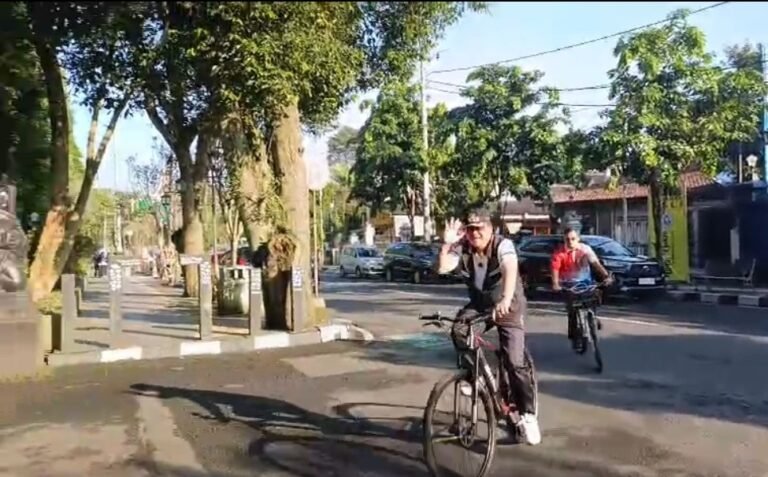 Pemerintah Kota Salatiga tetap mewajibkan ASN masuk kantor tanpa WFH pada Jumat (10/4/2026) dengan kebijakan berjalan kaki atau bersepeda guna menghemat BBM dan menjaga produktivitas. Wali Kota Robby Hernawan menyebut langkah ini sebagai alternatif efisiensi sekaligus mendorong pola hidup sehat.