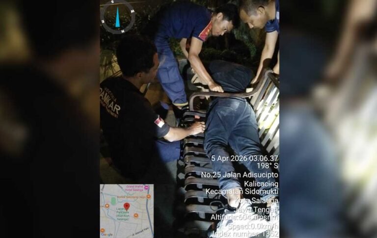 Seorang warga Kemiri, Salatiga, dievakuasi petugas Damkar di Alun-Alun Lapangan Pancasila, Minggu (5/4/2026) dini hari, setelah tubuhnya terjepit kursi taman saat tertidur karena kelelahan, dilakukan pemotongan kursi dengan gerinda hingga korban berhasil diselamatkan dalam kondisi selamat.