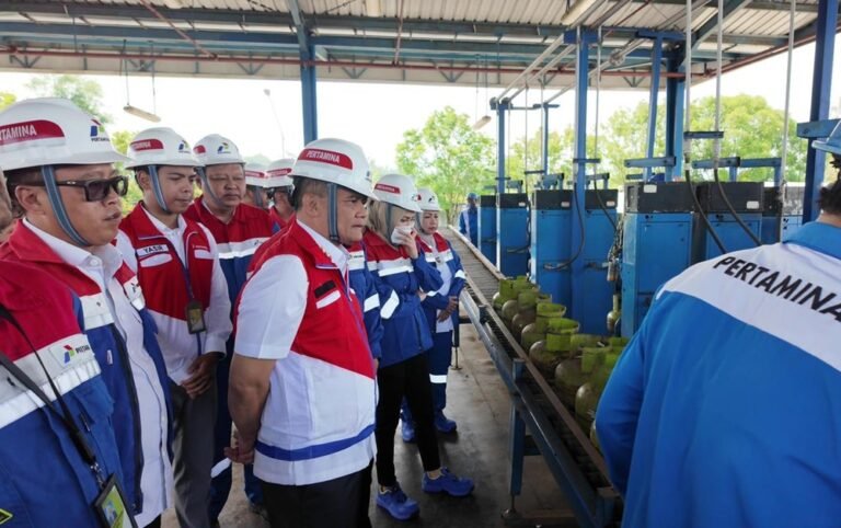 Peninjauan distribusi LPG subsidi, Gubernur Ahmad Luthfi bersama Pertamina Patra Niaga di SPPBE Karanganyar, Jawa Tengah, Rabu (8/4), memastikan stok aman karena antisipasi isu kelangkaan, dilakukan lewat pengawasan ketat, sidak lapangan, penertiban penggunaan, serta koordinasi aparat guna menjaga distribusi tepat sasaran.