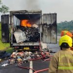 Truk tronton bermuatan paket milik Shopee terbakar di Tol Solo–Semarang KM 450+100, Minggu (19/4/2026) pagi. Kebakaran dilaporkan pukul 05.45 WIB dan diduga berasal dari percikan api di bak truk. Damkar Salatiga bersama Damkar Semarang memadamkan api hingga pukul 08.12 WIB tanpa korban jiwa.