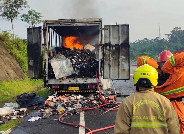 Truk tronton bermuatan paket milik Shopee terbakar di Tol Solo–Semarang KM 450+100, Minggu (19/4/2026) pagi. Kebakaran dilaporkan pukul 05.45 WIB dan diduga berasal dari percikan api di bak truk. Damkar Salatiga bersama Damkar Semarang memadamkan api hingga pukul 08.12 WIB tanpa korban jiwa.