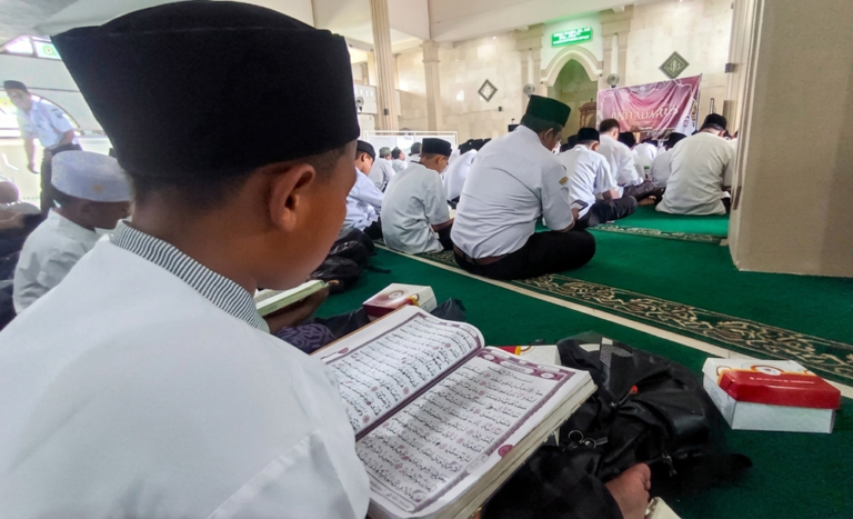 Ratusan pelajar SD dan SMP di Kabupaten Semarang mengikuti tadarus Al-Qur’an di Masjid Agung Al Mabrur Ungaran Timur dan doa lintas agama di sekolah pada Rabu (29/4/2026) untuk memperingati HUT ke-505, Hari Kartini, dan Hardiknas dengan melibatkan siswa berbagai agama secara serentak.