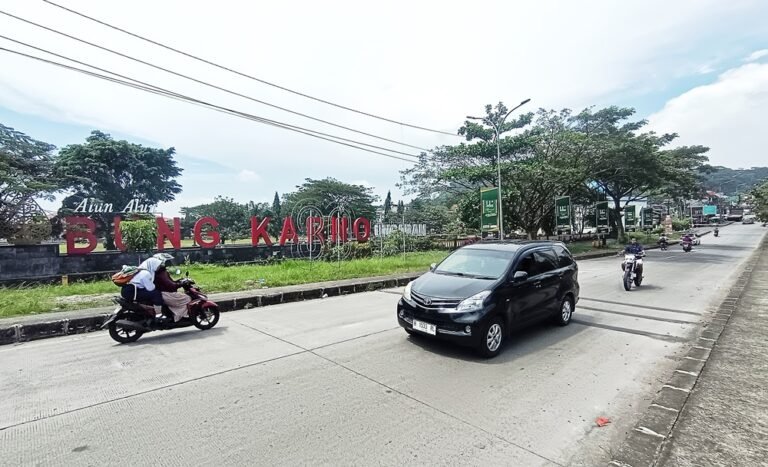 Rencana pengaktifan Car Free Day, Pemkab Semarang bersama Polres Semarang di Alun-alun Bung Karno Ungaran dan Ambarawa, mulai Minggu 12 April 2026, bertujuan mengurangi emisi karbon dan mendukung UMKM, dilaksanakan melalui penutupan jalan terbatas serta koordinasi lintas instansi.
