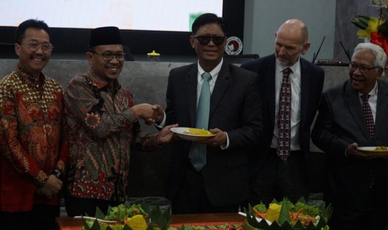 UKSW meluncurkan Center for the Study of Religion and Christian-Muslim Relations (CSR-CMR) pada 16 April 2026 di kampus Salatiga untuk memperkuat dialog lintas agama. Program ini digagas bersama Kementerian Agama guna mengurangi konflik dan membangun toleransi melalui riset, kolaborasi global, serta agenda INSPIRE 2026.