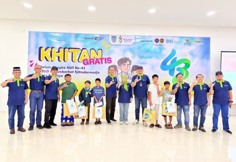 RSUD dr. Soebarkat Tjitrodarmodjo menggelar khitan massal gratis bagi 32 anak di Terminal Tingkir, Salatiga, Jumat (3/4/2026). Kegiatan ini menjadi pembuka HUT ke-43, sebagai wujud pelayanan sosial kepada masyarakat dengan melibatkan berbagai pihak dan dukungan tenaga profesional.