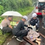 Kecelakaan menewaskan mahasiswi ASK terjadi di Jalan Lingkar Selatan Salatiga, Senin (6/4/2026), saat korban mencoba mendahului truk, diduga karena ruang sempit, ditangani cepat anggota Satlantas Polres Salatiga dengan pertolongan awal sebelum dirujuk ke RSUD dr Soebarkat Tjitrodarmojo.