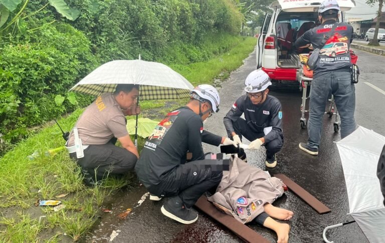 Kecelakaan menewaskan mahasiswi ASK terjadi di Jalan Lingkar Selatan Salatiga, Senin (6/4/2026), saat korban mencoba mendahului truk, diduga karena ruang sempit, ditangani cepat anggota Satlantas Polres Salatiga dengan pertolongan awal sebelum dirujuk ke RSUD dr Soebarkat Tjitrodarmojo.