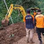 Hujan deras selama dua jam memicu 11 titik longsor di Desa Sepakung dan Wirogomo, Kecamatan Banyubiru, Kabupaten Semarang, Minggu (3/5/2026), yang berdampak pada akses jalan dan empat rumah warga, sehingga BPBD melakukan penanganan dengan alat berat, kerja bakti, serta pemasangan terpal untuk mencegah longsor susulan.