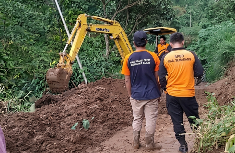 Hujan deras selama dua jam memicu 11 titik longsor di Desa Sepakung dan Wirogomo, Kecamatan Banyubiru, Kabupaten Semarang, Minggu (3/5/2026), yang berdampak pada akses jalan dan empat rumah warga, sehingga BPBD melakukan penanganan dengan alat berat, kerja bakti, serta pemasangan terpal untuk mencegah longsor susulan.