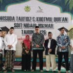 Sebanyak 516 siswa SDIT Nidaul Hikmah Salatiga mengikuti Wisuda Tahfidz dan Khotmil Qur’an di Masjid Darul Amal, Jumat (23/5/2026), sebagai apresiasi atas capaian hafalan Al-Qur’an dan pembelajaran tahsin yang ditempuh sejak dini. Melalui program unggulan sekolah, para siswa menyelesaikan target hafalan sesuai jenjang, termasuk seorang siswi kelas 6 yang berhasil menghafal 9 juz Al-Qur’an.
