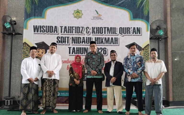 Sebanyak 516 siswa SDIT Nidaul Hikmah Salatiga mengikuti Wisuda Tahfidz dan Khotmil Qur’an di Masjid Darul Amal, Jumat (23/5/2026), sebagai apresiasi atas capaian hafalan Al-Qur’an dan pembelajaran tahsin yang ditempuh sejak dini. Melalui program unggulan sekolah, para siswa menyelesaikan target hafalan sesuai jenjang, termasuk seorang siswi kelas 6 yang berhasil menghafal 9 juz Al-Qur’an.