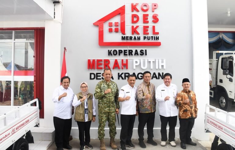 Pangdam IV/Diponegoro Mayjen TNI Achiruddin menghadiri peresmian serentak Koperasi Desa Kelurahan Merah Putih di Boyolali, Sabtu (16/5/2026), bersama Presiden Prabowo Subianto secara daring. Program nasional tersebut bertujuan memperkuat ekonomi kerakyatan berbasis desa melalui pengembangan koperasi yang profesional, mandiri, dan berdaya saing.