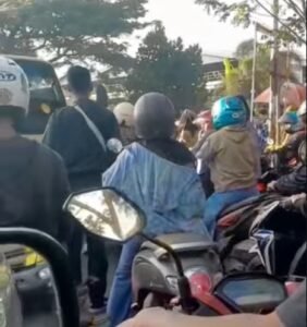 Arus Lalu Lintas Depan PT Formosa Tegowanu Padat, Motor Lawan Arus Picu Kemacetan