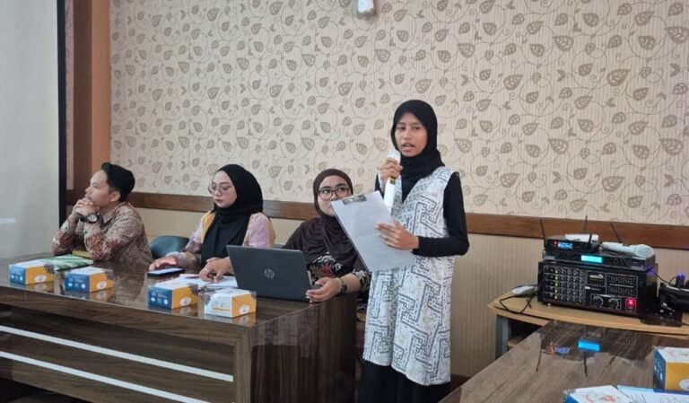 Sejumlah siswa SD dan SMP di Salatiga memaparkan hasil riset isu perkotaan dalam audiensi bersama Bappeda, Senin (4/5/2026), dengan menyoroti penurunan debit mata air dan kondisi ruang terbuka hijau, sebagai bagian pembelajaran berbasis proyek yang mendorong solusi nyata melalui observasi dan wawancara lapangan.