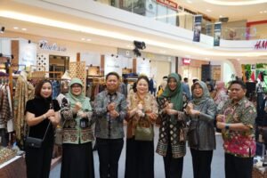 Bank Indonesia Jawa Tengah resmi membuka UMKM Grande 2026 di Paragon City Mall Semarang pada 7–11 Mei 2026 dengan menghadirkan sekitar 90 UMKM unggulan dari berbagai sektor. Melalui tema “Tumbuh, Tangguh, dan Mendunia”, kegiatan ini mendorong transformasi UMKM melalui penguatan digitalisasi, keberlanjutan, akses keuangan, dan ekspor agar mampu bersaing di pasar global.