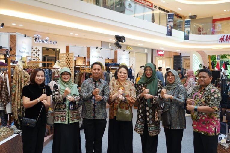 Bank Indonesia Jawa Tengah resmi membuka UMKM Grande 2026 di Paragon City Mall Semarang pada 7–11 Mei 2026 dengan menghadirkan sekitar 90 UMKM unggulan dari berbagai sektor. Melalui tema “Tumbuh, Tangguh, dan Mendunia”, kegiatan ini mendorong transformasi UMKM melalui penguatan digitalisasi, keberlanjutan, akses keuangan, dan ekspor agar mampu bersaing di pasar global.