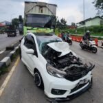 Kecelakaan beruntun melibatkan empat kendaraan terjadi di turunan Exit Tol Bawen, Kabupaten Semarang, Senin (4/5/2026) sore, saat truk tronton diduga mengalami gagal pengereman dan menabrak kendaraan di depannya, mengakibatkan satu orang luka dan telah dirawat di rumah sakit.