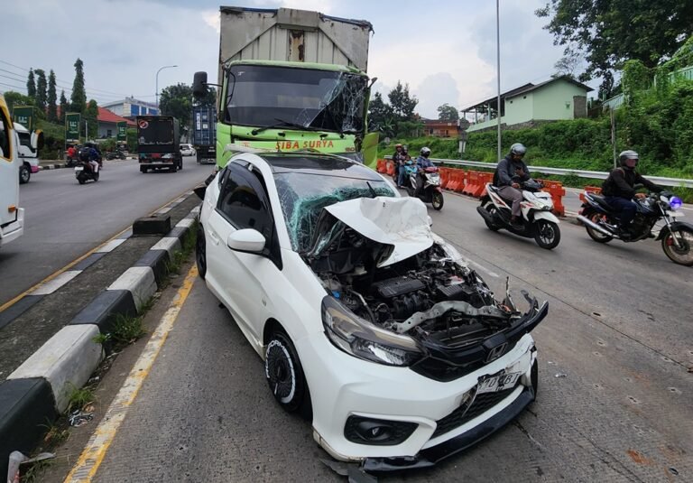 Kecelakaan beruntun melibatkan empat kendaraan terjadi di turunan Exit Tol Bawen, Kabupaten Semarang, Senin (4/5/2026) sore, saat truk tronton diduga mengalami gagal pengereman dan menabrak kendaraan di depannya, mengakibatkan satu orang luka dan telah dirawat di rumah sakit.