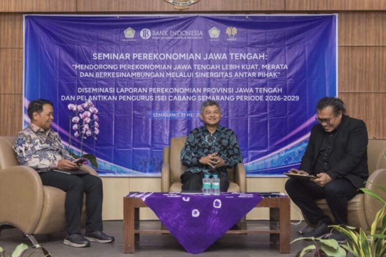 Bank Indonesia Provinsi Jawa Tengah bersama ISEI Cabang Semarang dan LPS menggelar Seminar Perekonomian Jawa Tengah, diseminasi laporan ekonomi daerah, serta pelantikan pengurus ISEI periode 2026–2029 di Borobudur Hall LPPM Universitas Negeri Semarang. Kegiatan yang dihadiri sekitar 200 peserta itu memperkuat kolaborasi lintas sektor guna menjaga stabilitas, mempercepat digitalisasi, serta mendorong pertumbuhan ekonomi Jawa Tengah yang kuat, merata, dan berkelanjutan di tengah tantangan global.
