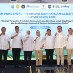 Bank Indonesia bersama pemerintah pusat dan daerah menjaga inflasi wilayah Jawa tetap terkendali sepanjang 2026 melalui penguatan pasokan pangan dan stabilitas harga. Strategi dilakukan lewat pengendalian inflasi pangan, peningkatan produksi pertanian, perbaikan distribusi logistik, hingga penguatan ketahanan pangan berkelanjutan di berbagai daerah Pulau Jawa.