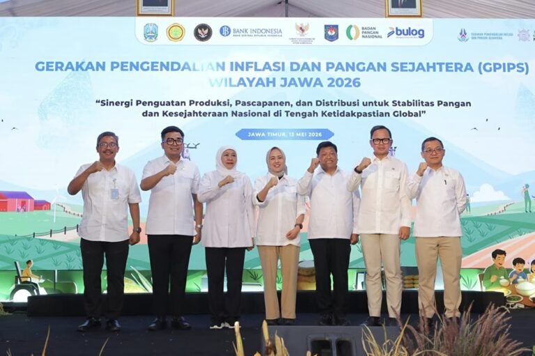 Bank Indonesia bersama pemerintah pusat dan daerah menjaga inflasi wilayah Jawa tetap terkendali sepanjang 2026 melalui penguatan pasokan pangan dan stabilitas harga. Strategi dilakukan lewat pengendalian inflasi pangan, peningkatan produksi pertanian, perbaikan distribusi logistik, hingga penguatan ketahanan pangan berkelanjutan di berbagai daerah Pulau Jawa.