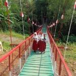 Pembangunan Jembatan Gantung Perintis Garuda di Desa Siwal, Kecamatan Kaliwungu, Kabupaten Semarang mempermudah akses pelajar dan warga menuju Desa Mukiran, Boyolali. Sebelum jembatan berdiri, warga harus menyeberangi Sungai Cengek atau memutar hingga lebih dari tiga kilometer. Jembatan sepanjang 70 meter itu dibangun secara gotong royong oleh warga, TNI, dan pemerintah untuk mendukung pendidikan serta aktivitas ekonomi masyarakat.