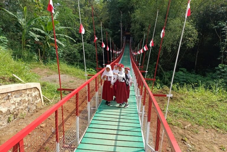 Pembangunan Jembatan Gantung Perintis Garuda di Desa Siwal, Kecamatan Kaliwungu, Kabupaten Semarang mempermudah akses pelajar dan warga menuju Desa Mukiran, Boyolali. Sebelum jembatan berdiri, warga harus menyeberangi Sungai Cengek atau memutar hingga lebih dari tiga kilometer. Jembatan sepanjang 70 meter itu dibangun secara gotong royong oleh warga, TNI, dan pemerintah untuk mendukung pendidikan serta aktivitas ekonomi masyarakat.