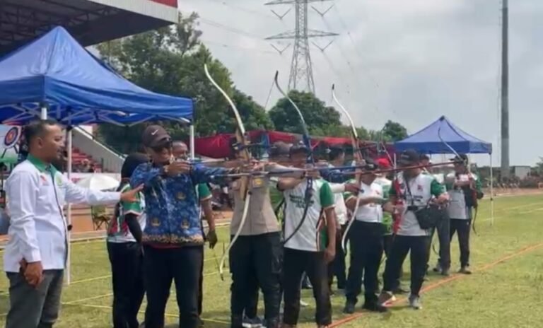 Sebanyak 948 atlet muda dari 35 kabupaten/kota mengikuti Kejuaraan Junior Panahan 2026 tingkat Jawa Tengah di Lapangan GOR Pandanaran Wujil, Bergas, Kabupaten Semarang, Rabu (20/5/2026). Kompetisi ini menjadi ajang seleksi menuju kejuaraan nasional sekaligus wadah pembinaan atlet muda, termasuk Muhammad Althaf Putranto yang sukses menjadi juara di kelas Standar Nasional U15 setelah menjalani latihan rutin selama 2,5 tahun terakhir.