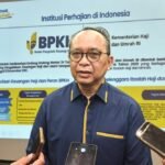 Badan Pengelola Keuangan Haji mengelola dana haji sekitar Rp183 triliun melalui instrumen syariah untuk mendukung pembiayaan jemaah haji Indonesia. Dalam diskusi media di Semarang, Rabu (20/5/2026), Anggota Badan Pelaksana BPKH Acep Riana Jayaprawira menyebut nilai manfaat pengelolaan dana mencapai Rp12 hingga Rp13 triliun per tahun, dengan sebagian besar digunakan membantu biaya keberangkatan jemaah reguler agar lebih terjangkau.