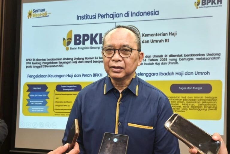 Badan Pengelola Keuangan Haji mengelola dana haji sekitar Rp183 triliun melalui instrumen syariah untuk mendukung pembiayaan jemaah haji Indonesia. Dalam diskusi media di Semarang, Rabu (20/5/2026), Anggota Badan Pelaksana BPKH Acep Riana Jayaprawira menyebut nilai manfaat pengelolaan dana mencapai Rp12 hingga Rp13 triliun per tahun, dengan sebagian besar digunakan membantu biaya keberangkatan jemaah reguler agar lebih terjangkau.