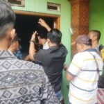 Seorang pria berinisial Ng (47), warga Kecamatan Sidomukti, Kota Salatiga, ditemukan meninggal dunia diduga akibat gantung diri di kamar kosnya di Kampung Grogol, Selasa (19/5/2026). Polisi dan petugas medis yang menerima laporan keluarga langsung melakukan pemeriksaan di lokasi dan memastikan tidak ditemukan tanda kekerasan pada tubuh korban.