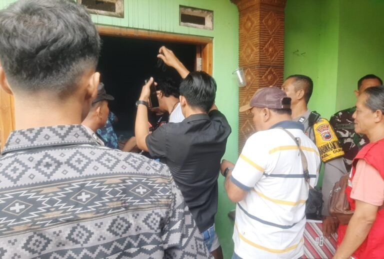 Seorang pria berinisial Ng (47), warga Kecamatan Sidomukti, Kota Salatiga, ditemukan meninggal dunia diduga akibat gantung diri di kamar kosnya di Kampung Grogol, Selasa (19/5/2026). Polisi dan petugas medis yang menerima laporan keluarga langsung melakukan pemeriksaan di lokasi dan memastikan tidak ditemukan tanda kekerasan pada tubuh korban.