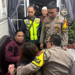 Seorang mahasiswi berinisial SGM (18), warga Ungaran Barat, Kabupaten Semarang, diduga mencoba bunuh diri di rumahnya pada Senin (18/5/2026) dini hari. Petugas Polres Semarang dan Polsek Ungaran Barat yang menerima laporan warga segera mendatangi lokasi dan berhasil mengamankan korban untuk penanganan lebih lanjut.