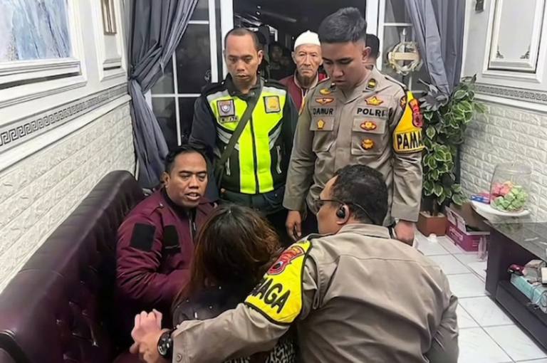 Seorang mahasiswi berinisial SGM (18), warga Ungaran Barat, Kabupaten Semarang, diduga mencoba bunuh diri di rumahnya pada Senin (18/5/2026) dini hari. Petugas Polres Semarang dan Polsek Ungaran Barat yang menerima laporan warga segera mendatangi lokasi dan berhasil mengamankan korban untuk penanganan lebih lanjut.