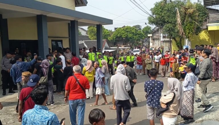 Ratusan warga Dusun Karangtalun, Desa Mlilir, Kecamatan Bandungan, Kabupaten Semarang mendatangi kantor desa pada Selasa (19/5/2026) untuk menuntut transparansi penyaluran bansos PKH yang diduga disalahgunakan perangkat desa. Warga menilai bantuan tidak diterima penuh setelah kartu ATM penerima disebut dikumpulkan oleh oknum perangkat.