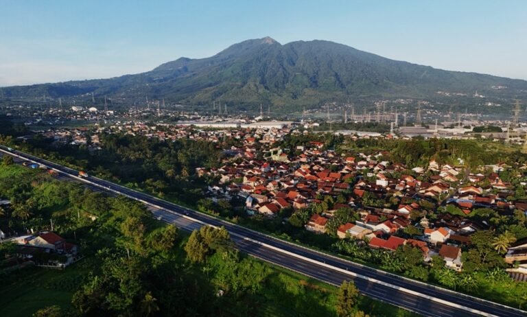 PT Trans Marga Jateng mencatat peningkatan arus kendaraan di Gerbang Tol Ungaran dan Bawen dalam dua tahun terakhir seiring tingginya mobilitas wisatawan menuju kawasan Bandungan dan sekitarnya. Pertumbuhan trafik didorong akses tol yang lebih efisien sehingga turut meningkatkan aktivitas pariwisata, UMKM, kuliner, dan penginapan.