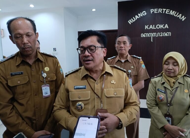 RSUD dr Soebarkat Tjitrodarmodjo menanggung piutang sebesar Rp2,5 miliar dari pasien titipan pejabat yang belum terselesaikan sejak 2010. Wali Kota Robby Hernawan menyebut pasien layanan mandiri tersebut tidak menyelesaikan pembayaran karena administrasi penagihan tidak jelas, sehingga Pemkot kini mempertimbangkan penghapusan piutang agar tidak membebani keuangan rumah sakit.