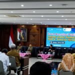 Pemerintah Kota Salatiga menyiapkan sistem digital guna mengatasi antrean panjang pasien di RSUD dr. Soebarkat Tjitrodarmodjo yang menjadi sorotan dalam Forum Konsultasi Publik Layanan Kesehatan pada Selasa (26/5/2026). Melalui pendaftaran berbasis aplikasi dan integrasi informasi ketersediaan kamar rawat inap, pelayanan kesehatan diharapkan lebih tertata, mengurangi waktu tunggu pasien, serta meningkatkan kenyamanan masyarakat.