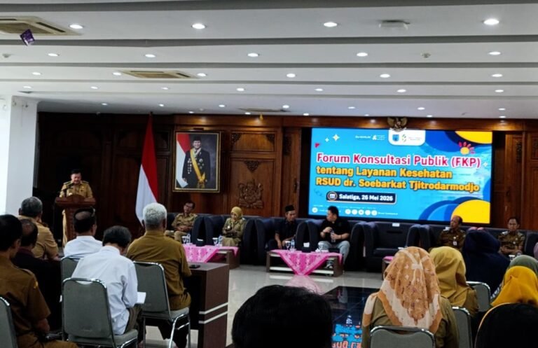 Pemerintah Kota Salatiga menyiapkan sistem digital guna mengatasi antrean panjang pasien di RSUD dr. Soebarkat Tjitrodarmodjo yang menjadi sorotan dalam Forum Konsultasi Publik Layanan Kesehatan pada Selasa (26/5/2026). Melalui pendaftaran berbasis aplikasi dan integrasi informasi ketersediaan kamar rawat inap, pelayanan kesehatan diharapkan lebih tertata, mengurangi waktu tunggu pasien, serta meningkatkan kenyamanan masyarakat.