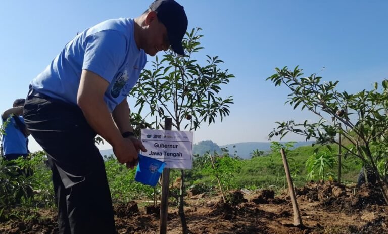 Gubernur Ahmad Luthfi menegaskan komitmen penertiban tambang ilegal saat penanaman pohon Hari Bumi di bekas tambang andesit Desa Kandangan, Kecamatan Bawen, Kabupaten Semarang, Rabu (13/5/2026). Pemerintah Provinsi Jawa Tengah memperketat pengawasan perizinan dan menggandeng aparat kepolisian untuk menindak pelanggaran pertambangan yang merusak lingkungan.