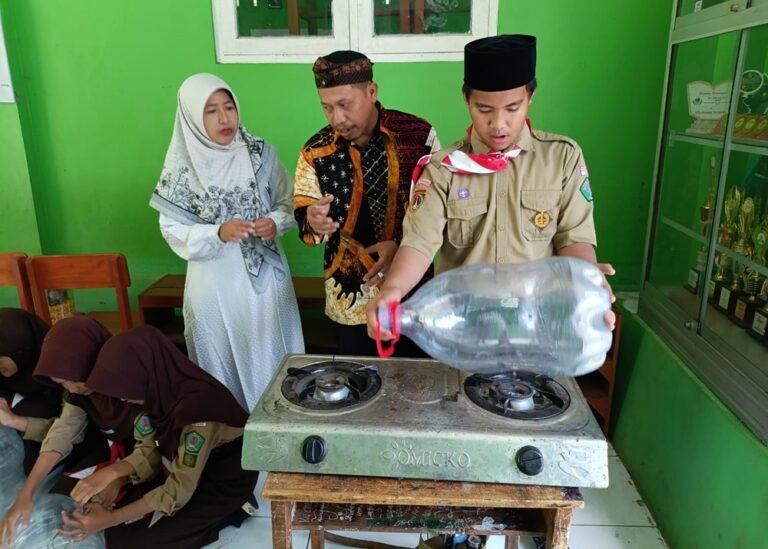 MTs Aswaja Tengaran menggelar pembelajaran lingkungan berbasis praktik saat peringatan Hari Pendidikan Nasional, Sabtu (2/5/2026), di Tengaran. Siswa mengolah limbah menjadi produk kreatif sebagai upaya menanamkan kepedulian lingkungan melalui konsep eco green dan eco teologi dengan sistem tanggung jawab serta pengelolaan sampah berkelanjutan.