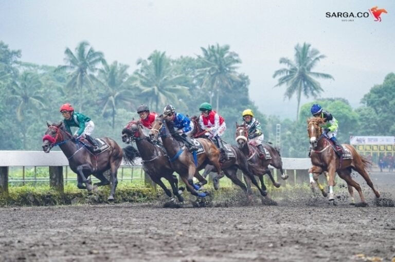 Sebanyak 30 ribu pengunjung memadati Gelanggang Pacuan Kuda Tegalwaton, Kabupaten Semarang, Minggu (10/5/2026), dalam ajang Indonesia’s Horse Racing Piala Raja Mangkunegaran & Triple Crown Serie 2 2026. Event yang digelar SARGA.CO, PP PORDASI, dan Pura Mangkunegaran itu memadukan kompetisi 147 kuda terbaik Indonesia dengan hiburan dan budaya Jawa.