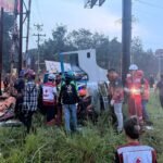 Kecelakaan tunggal terjadi di Simpang Salib Putih, Salatiga, Selasa (5/5/2026), saat truk Colt Diesel dari arah Kopeng diduga mengalami rem blong hingga menabrak pembatas jalan, mengakibatkan sopir luka patah kaki dan kerugian material lebih dari Rp200 juta akibat muatan susu berserakan.